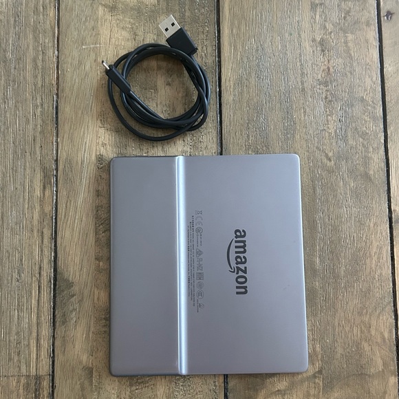 10th Gen Amazon eBook Reader - Silver - Picture 1 of 3